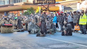 Perchtenauftritte vor dem Inntalcenter mitten in Kufstein